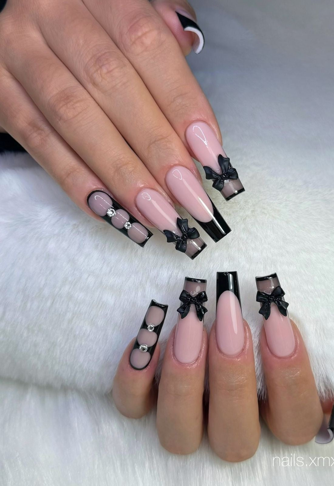 Bow Charm Black